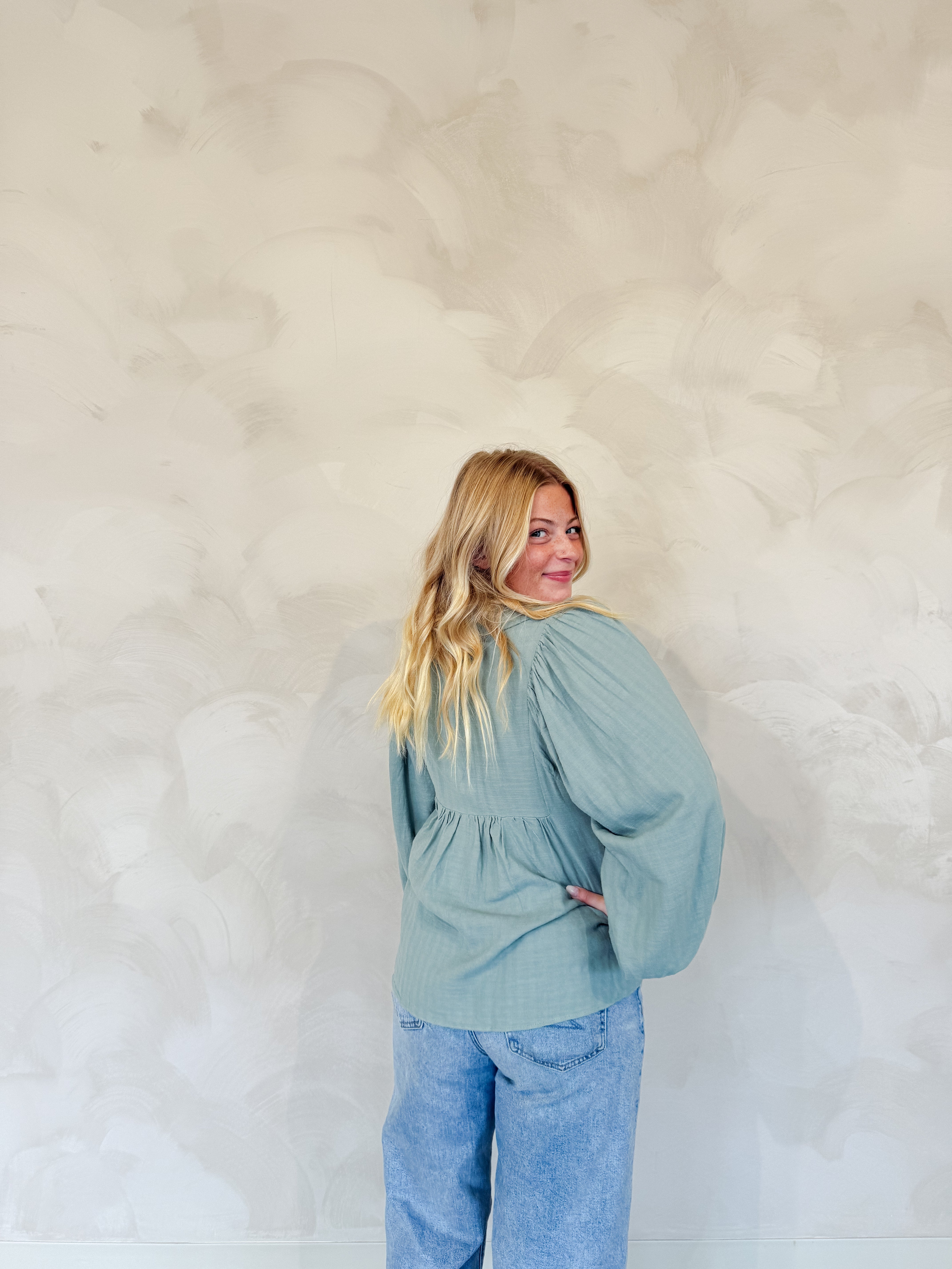 BALLOON SLEEVE BUTTON DOWN