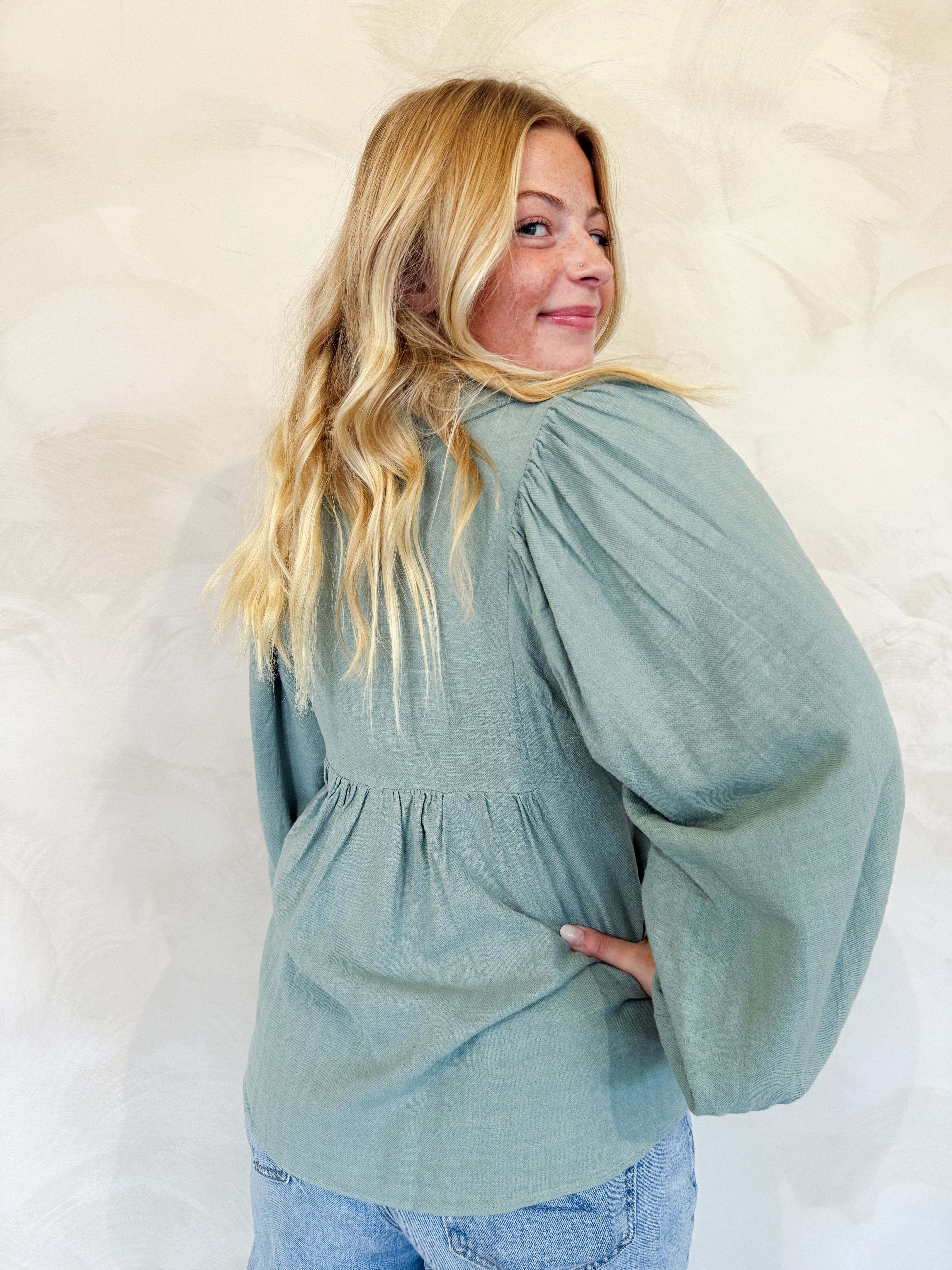 BALLOON SLEEVE BUTTON DOWN