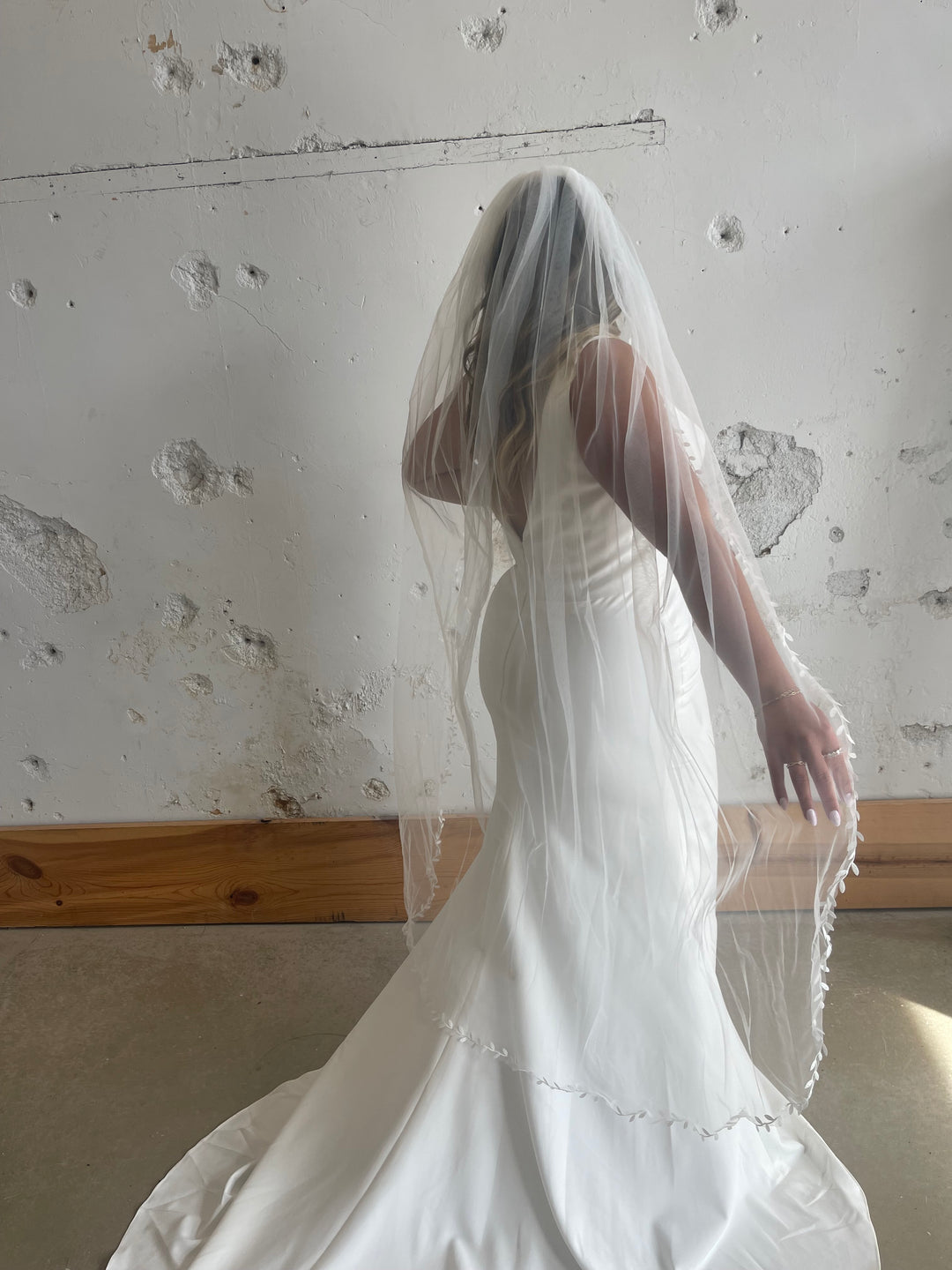 LACE EDGE VEIL IN WALTZ- OFF WHITE