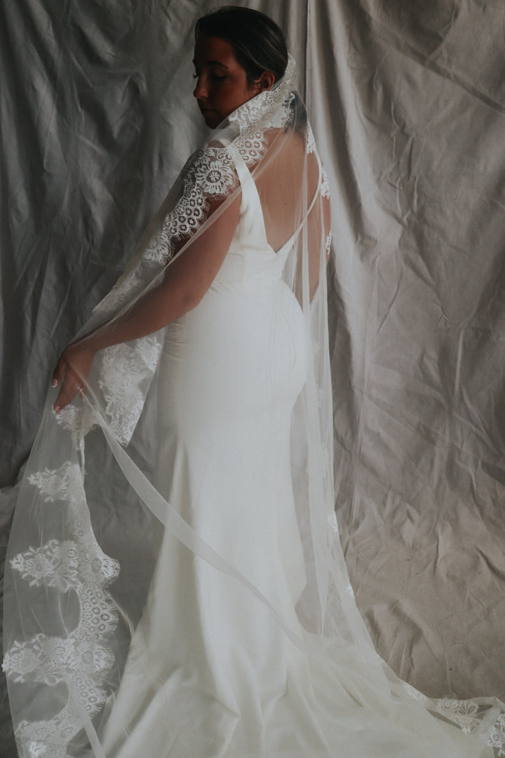 DELICATE- Chantilly Lace Veil