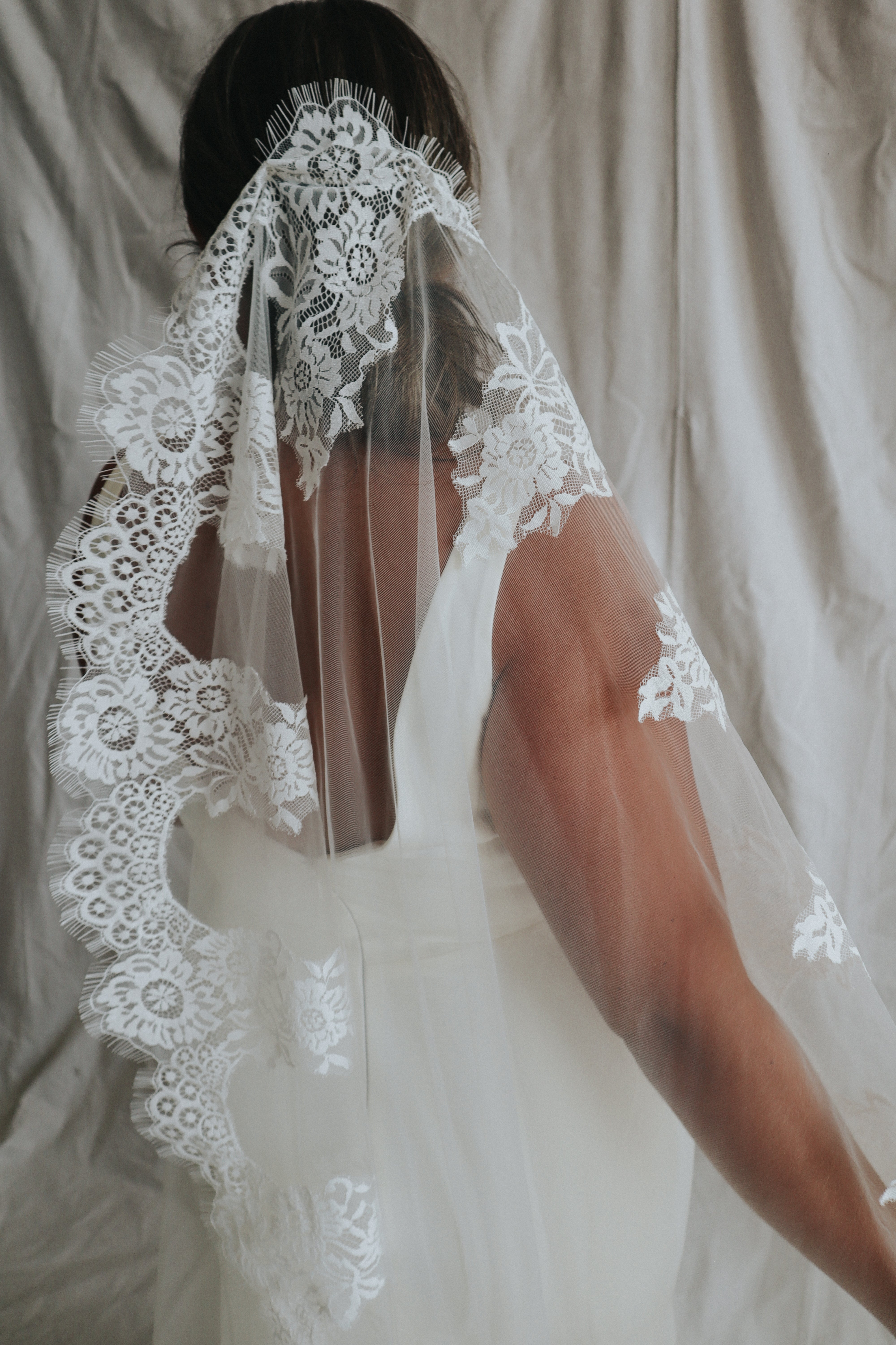 DELICATE Chantilly Lace Veil