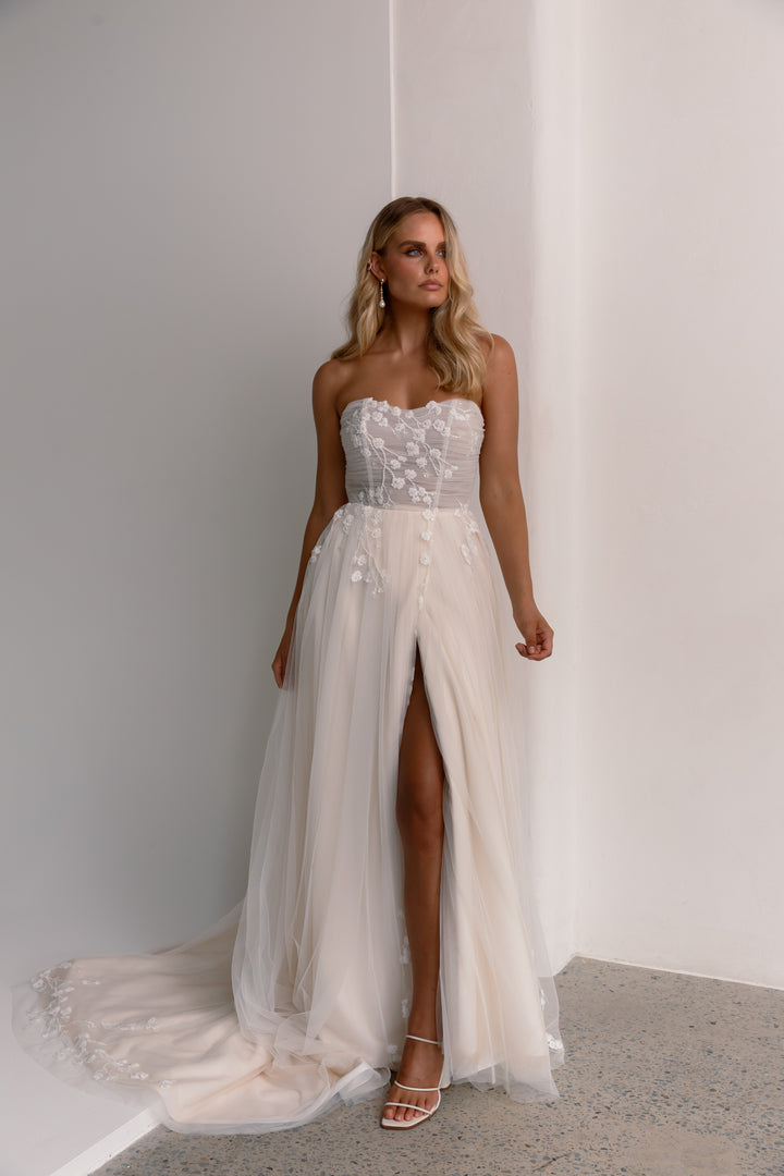 Size 10 | Yara by Tania Olsen