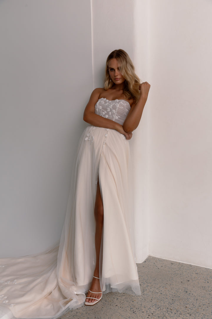 Size 10 | Yara by Tania Olsen