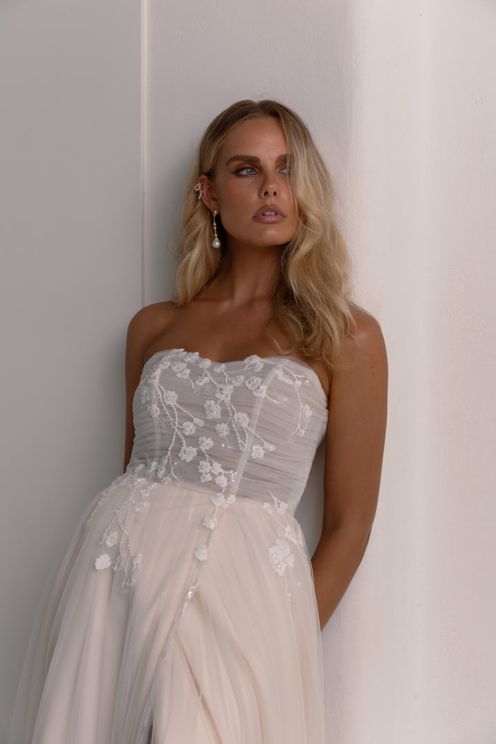 Size 10 | Yara by Tania Olsen