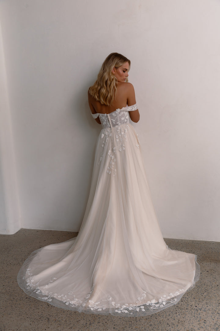 Size 10 | Yara by Tania Olsen