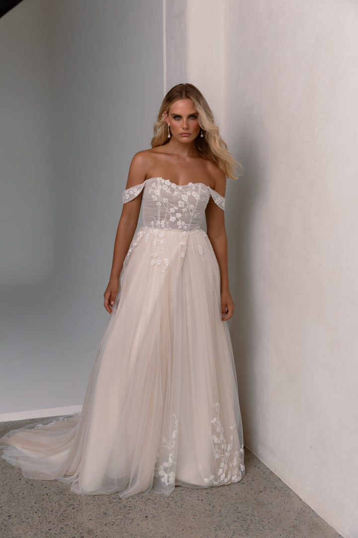 Size 10 | Yara by Tania Olsen