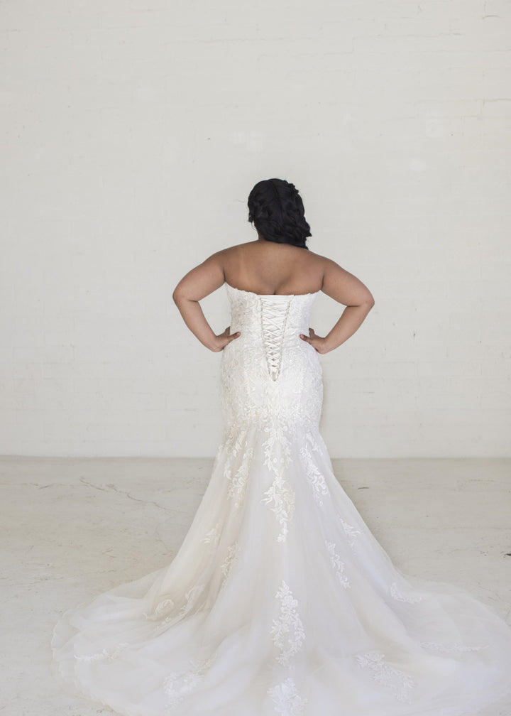Size 24 | Laura by Lovely